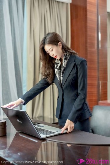 迈开腿让学长尝尝你的粉红草莓