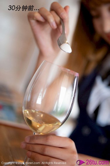 老人地铁座椅上横躺着吃东西